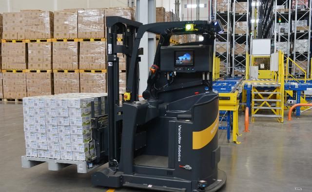  花物流基地的5G无人|5G无人叉车助力智慧物流 实现24小时作业