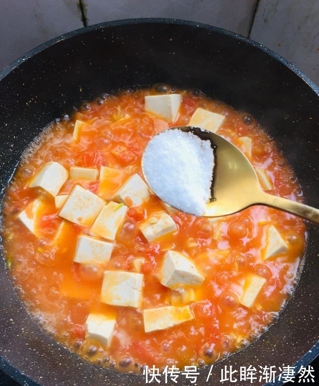 食用|西红柿炖豆腐,美味特下饭,汤汁泡米饭,熊孩子能吃两大碗!