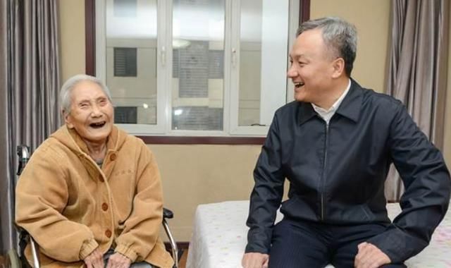 养老院|时隔40年，引以为傲的首批“丁克”，步入老年，现在过得怎样了？