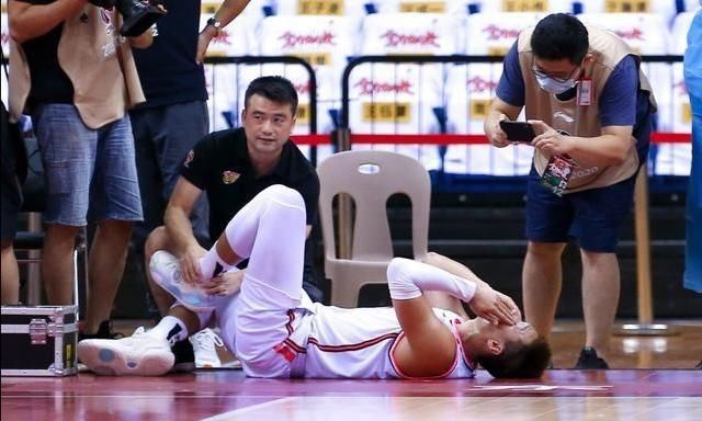  受伤|赵睿受伤，杜锋面无表情，老大哥易建联略显疲惫！