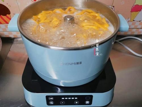  南瓜|秋天，南瓜正香甜，做成这早餐，热乎乎上桌，鲜甜味美，管饱