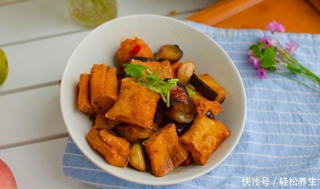 主食|又发现一个茄子的做法,跟它一起烧,简单美味还能当主食