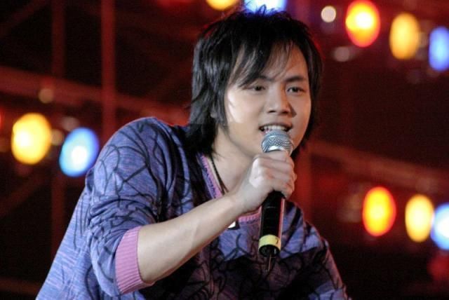 背负|他的歌曲销量破亿，任职音乐教授，却背负网络歌手头衔整整十三年