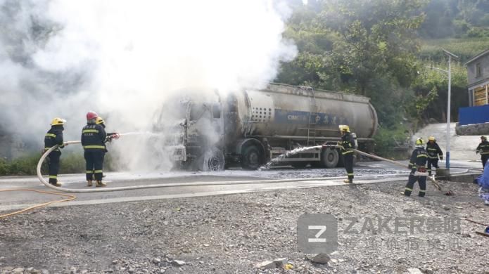  发现|发现温度过高司机停车休息，不料车头突然烧了起来