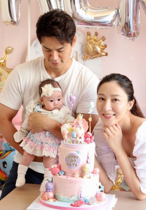  目不转睛|罗仲谦杨怡女儿正面照曝光，小珍珠目不转睛盯蛋糕