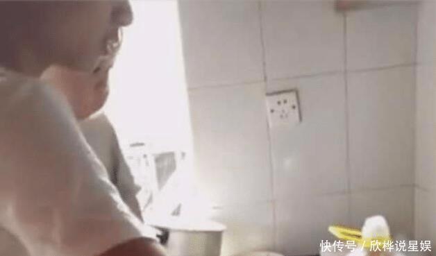  父爱|父母离异，老婆离开，21岁父亲带1岁儿子工厂打工，父爱如山