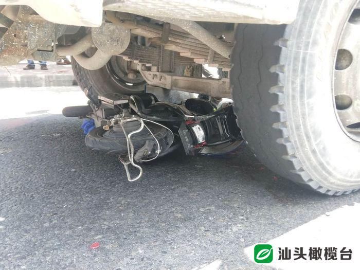  摩托车|惊险！摩托车卷入搅拌车车底，3人被送往医院治疗