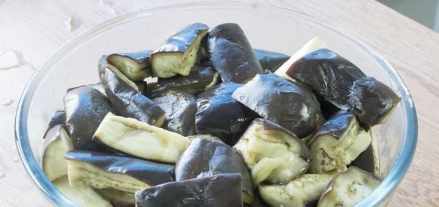  不坏|8块钱买5斤茄子，放罐子里，保存一年都不坏，一小碟能吃2碗饭