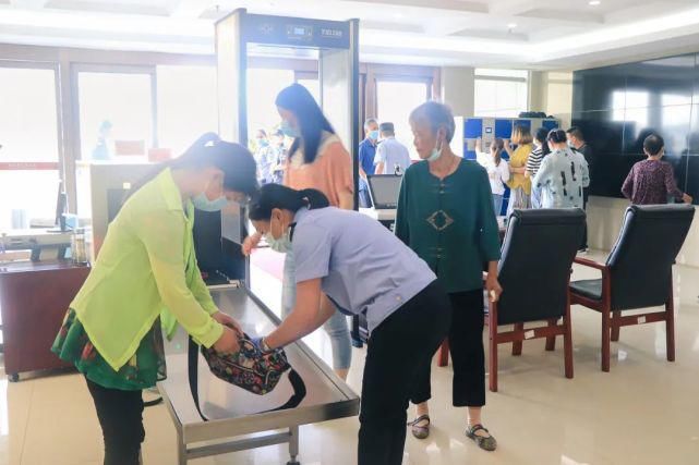  当庭|黄冈市首个女黑势力首犯受审，当庭落泪悔罪