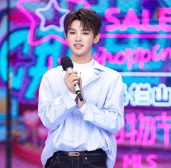  状态|《快本》预告精彩了，朱一龙和大学同学同台，状态比第一次放得开