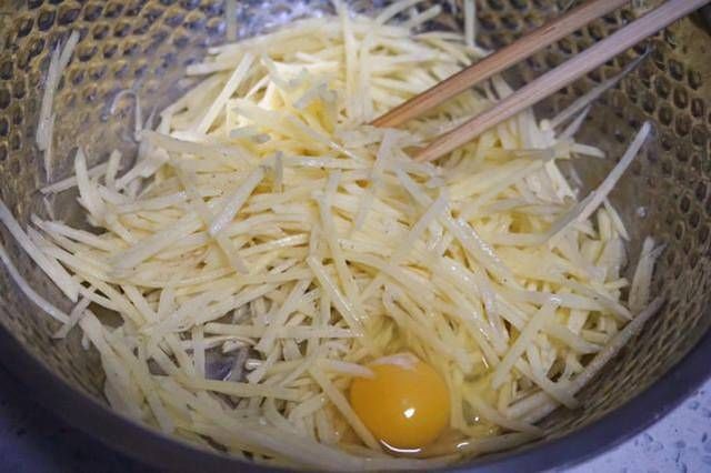  入锅|这种可口小饼，备菜过程不用切，拌一拌就能入锅煎