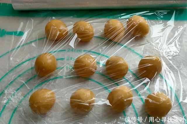 少许|月饼中的“小王牌”，「广式豆沙月饼」