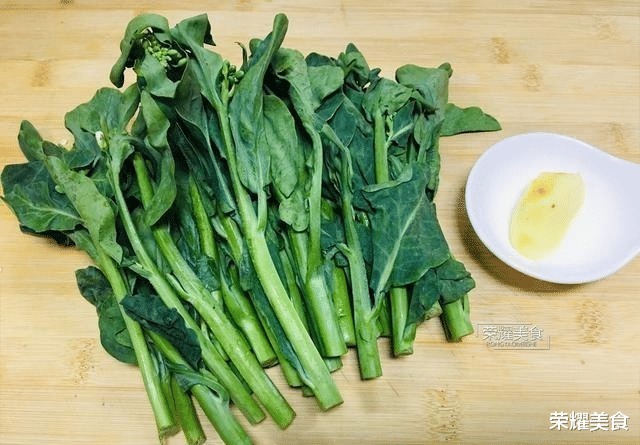 姜汁芥兰|七月遇见这菜别手软,多买几斤也无妨,加点姜末炒,驱寒增食欲