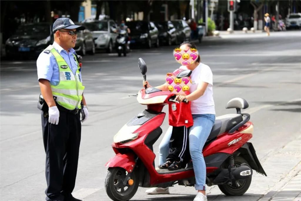  朋友圈|市民骑电动车不戴头盔？金塔交警：来，朋友圈集赞20个再走！