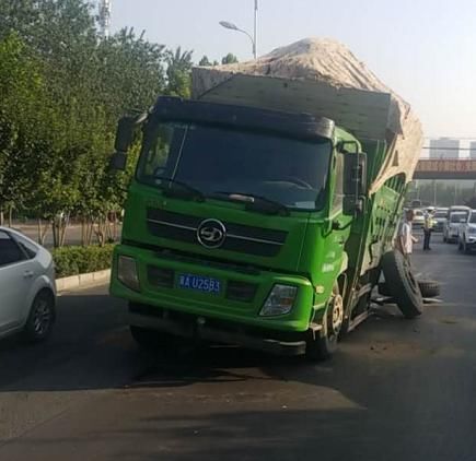  断裂|可怕！超载211%，爆胎、车轴断裂！