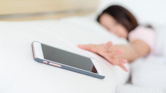 摆脱|孩子玩手机易上瘾！5招防止孩子手机依赖，3步助其摆脱手机控制