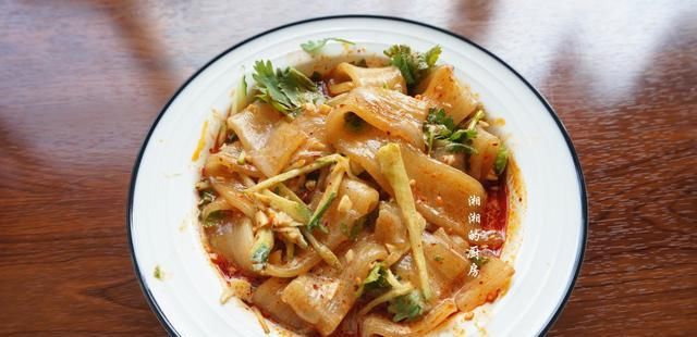  辣椒|夏天来一碗酸辣开胃的麻酱拌粉，太香了，做法也超简单