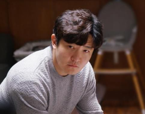  石碑|郭京飞王珞丹坐景区雕塑踩石碑, 网友怒骂太不文明, 文旅局回应打脸键盘侠