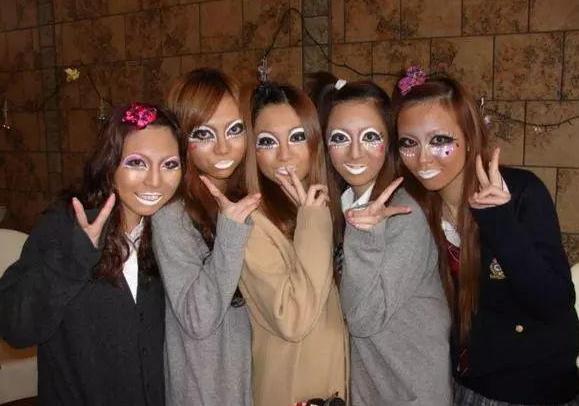 女星|硬凹白瘦幼少女人设的女星,在“辣妹风”面前堪比索然无味豆芽菜