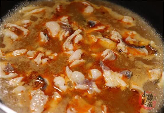  解馋|水煮鱼我只服这个做法，几个技巧轻松搞定，鱼肉嫩滑不散，真解馋