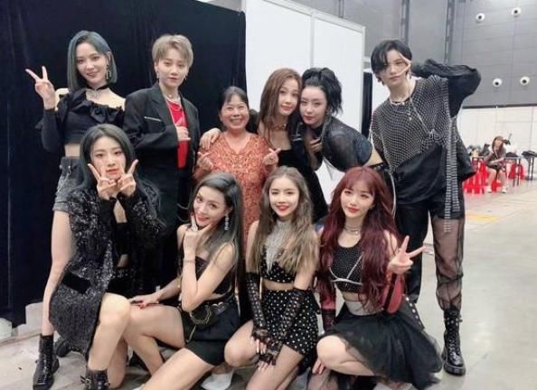  刘雨昕|THE9录制《快本》，刘雨昕虞书欣生图被曝光，站一起哪像差了两岁