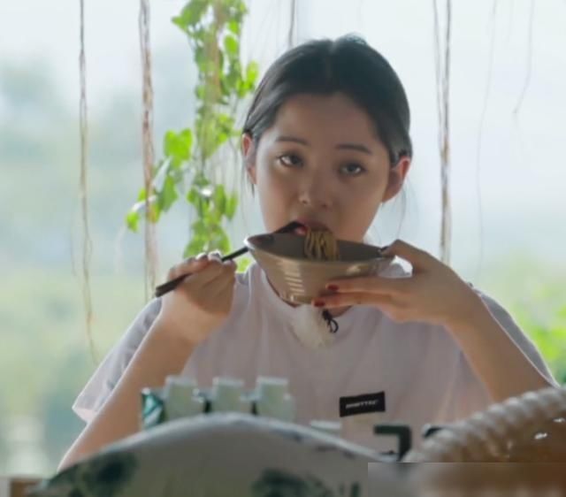  可惜|欧阳娜娜爱吃黄老师做的面条，看到她吃饭的样子，不当吃播可惜了