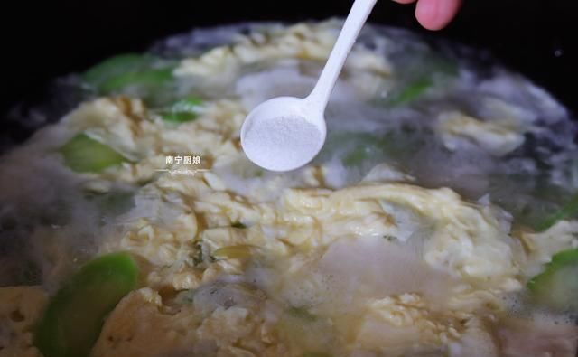  丝瓜|一根丝瓜、2个鸡蛋、1块豆腐，放锅里一起打汤，鲜美嫩滑真好喝