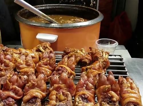 先卤|夜市烤猪蹄成女孩最爱!先卤后烤入味又软糯,满满胶原蛋白太诱人