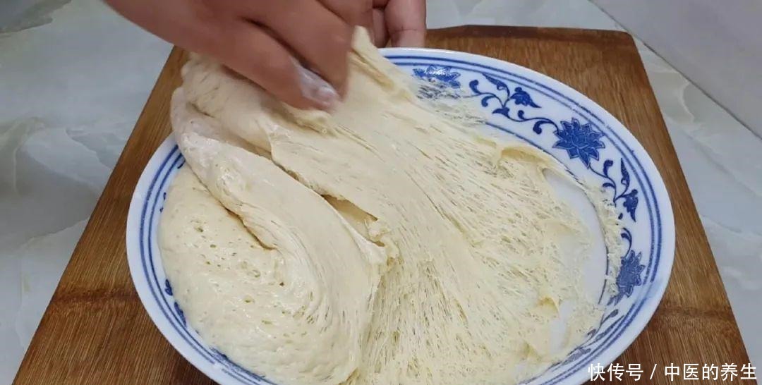  松软|烧饼这做法才简单，加2个鸡蛋，个个松软香甜，比鸡蛋饼面包好吃