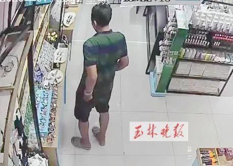 发现|一男子万达广场内偷手表，不料被监控拍下！原来是5进宫的“老手”