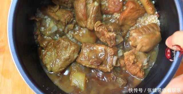 排骨|排骨焖饭怎么做好吃?告诉你正确做法,肉香不腥,米饭软糯入味