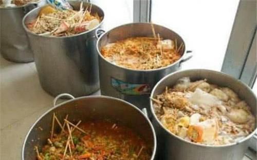 学生|为何学校宁愿把饭菜倒了,也不给学生多打看看食堂阿姨怎么说