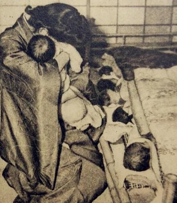  外衣|披着女护士外衣的人贩子 杀死103名婴儿 却说：“我是在帮他们”