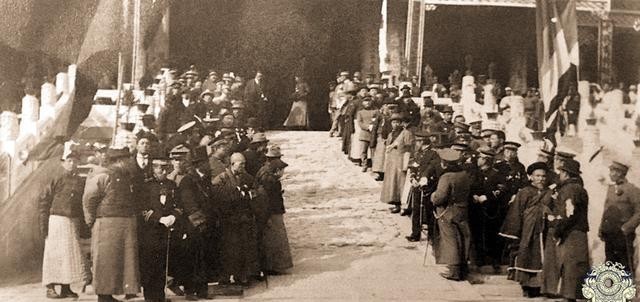 机场|末代皇帝溥仪的传奇一生：图5在机场被逮捕，图9特赦时泪流满面