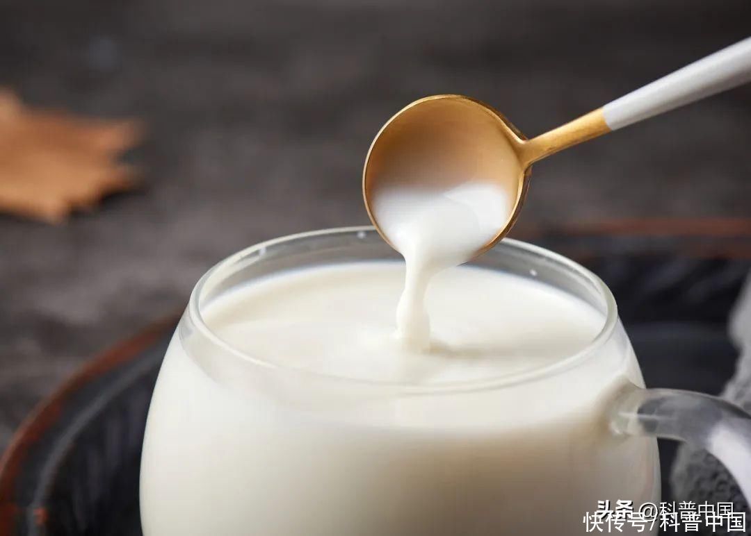 长期喝牛奶可以预防癌症吗(每天喝一杯牛奶，身体会发生什么变化？强健骨骼？能降低癌症风险)