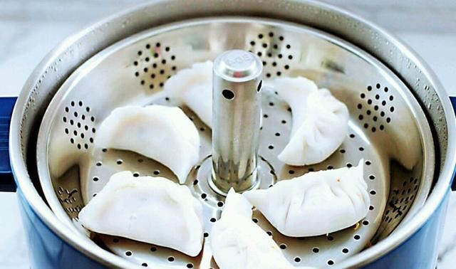 包好|用西红柿包饺子,看酒店厨师怎么操作,简单几下就包好,好吃