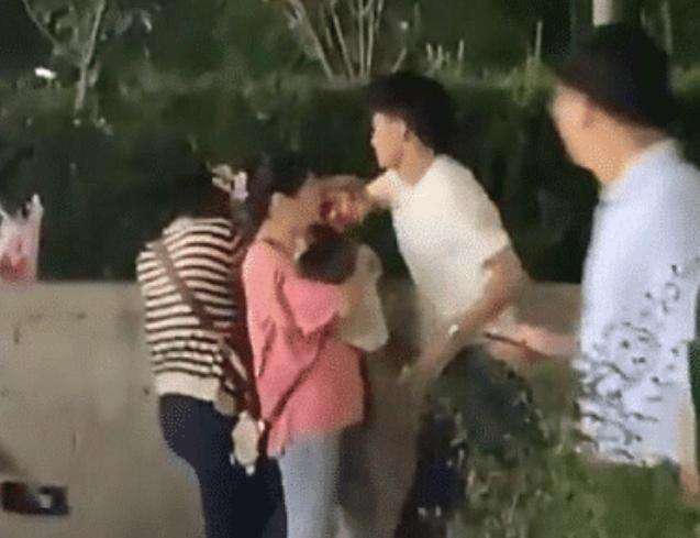 恋情|男子因彩礼当街暴打女友 娶不起分不了的恋情何去何从？