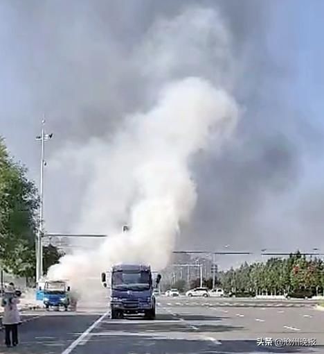  货车|吉林大道上一货车行驶中突然起火 洒水车恰好路过 客串消防车灭火