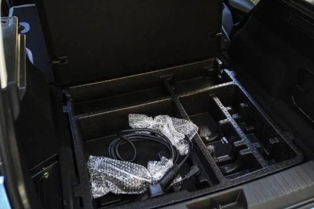 SUV|试驾奔腾全新纯电动SUV E01!造型科幻+三块大屏,驾乘感舒适