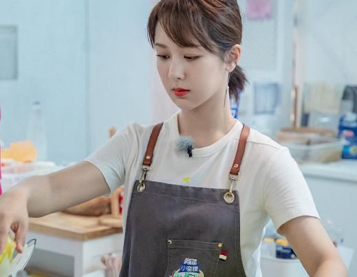  下厨|中餐厅女嘉宾下厨，周冬雨戴橡胶手套，看到赵丽颖：这么怕的吗？