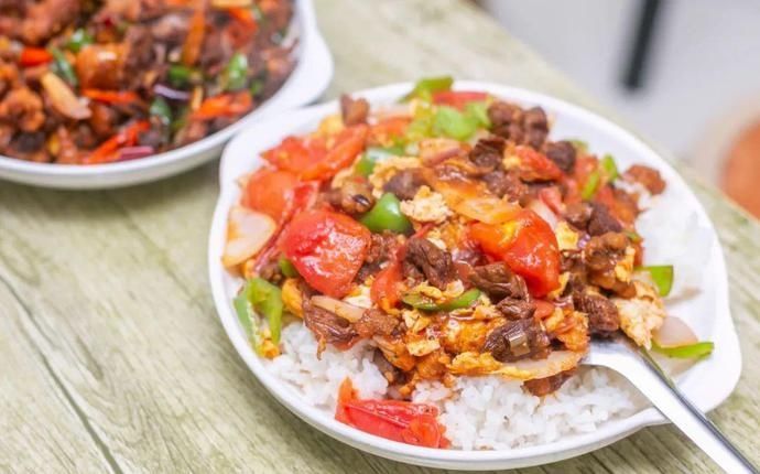 桌椅|店内坐不下,门口搬桌椅来吃!丰储街的这家盖浇饭火了13年!