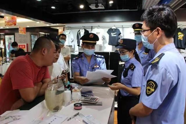 扣留|“耐克换季折扣店”里查出千余件假耐克！3名当事人被扣留