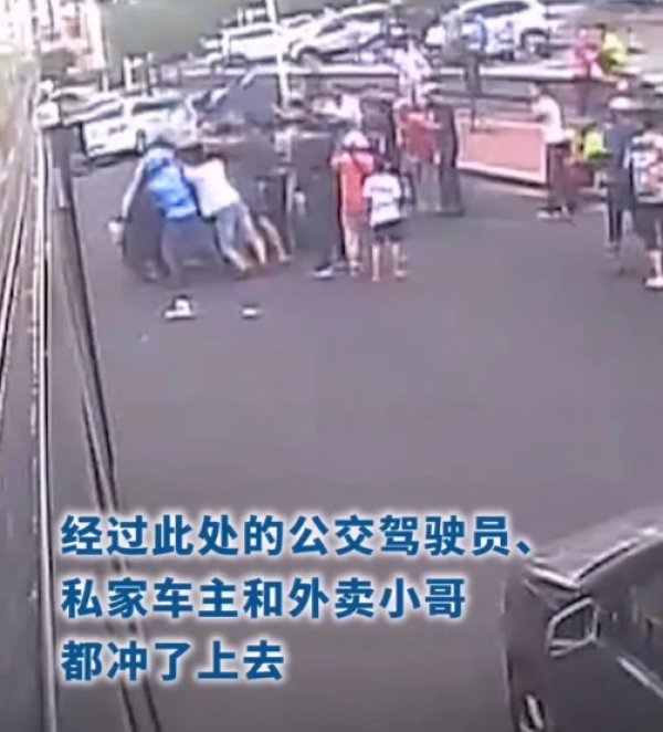  被困|惊魄30秒！男子被困车底，危急时刻，他们出现了