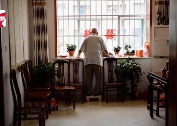 落泪|新娘刚被接走，娘家人这一幕让人落泪…