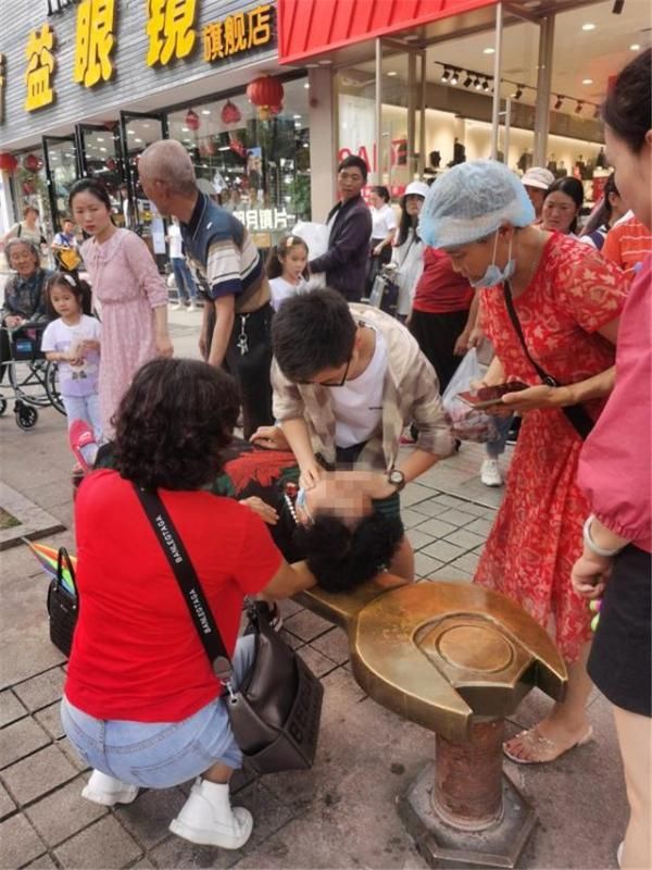 老太|六盘水七旬老太晕倒街头，白衣天使恰好经过……