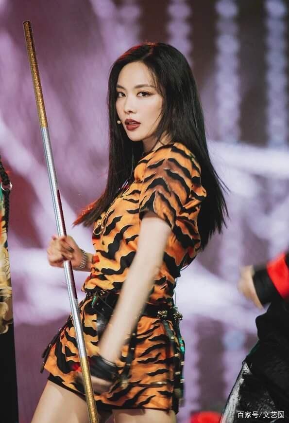  芒果|王霏霏芒果夜下楼梯摔跟头，站起来坚持表演，事后回应未伤筋动骨