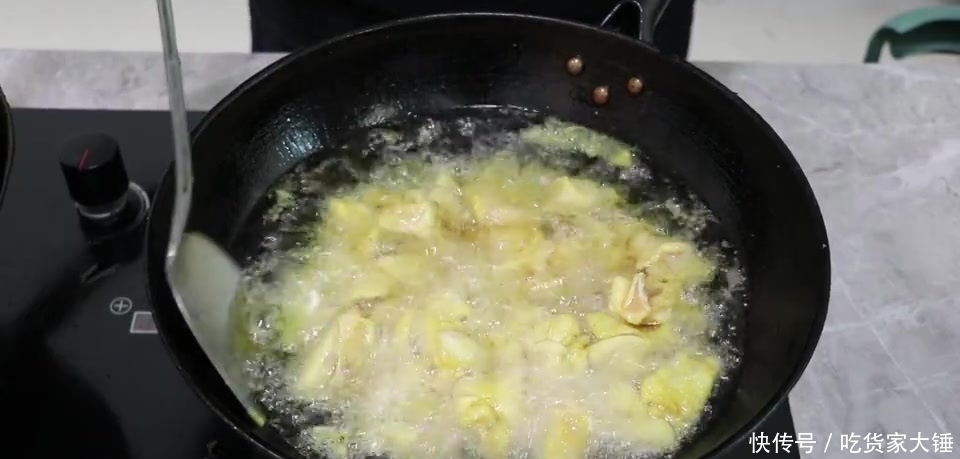  鸡肉|炒鸡新做法，加几个青椒，鸡肉鲜嫩，好吃下饭