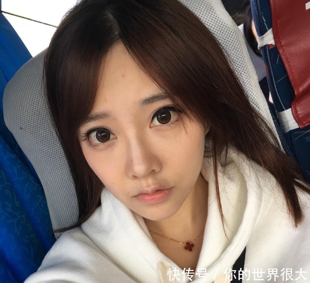冯提莫|网红一姐冯提莫有多美?看到她的素颜照后,网友:怎么有点像小学生
