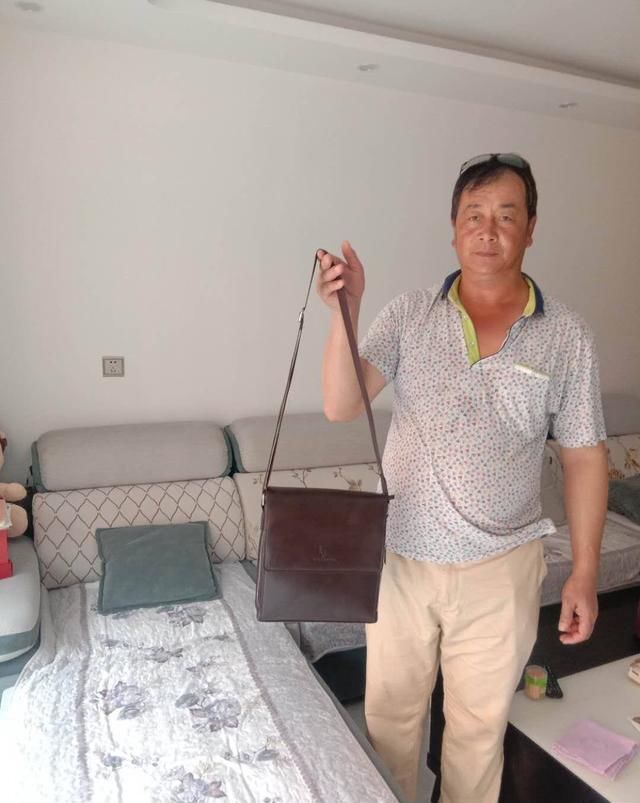  到西安北|男子将1.5万元无密存单落在动车上 列车长找到后亲手送还