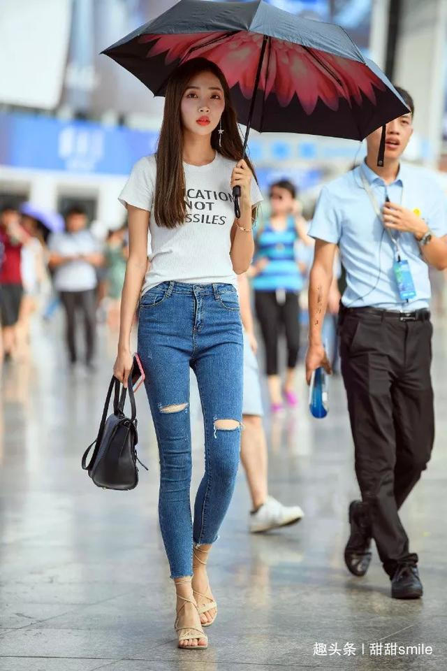 牛仔裤|美女破洞牛仔裤搭配一字带的高跟凉鞋,凸显她的身高,增加气质
